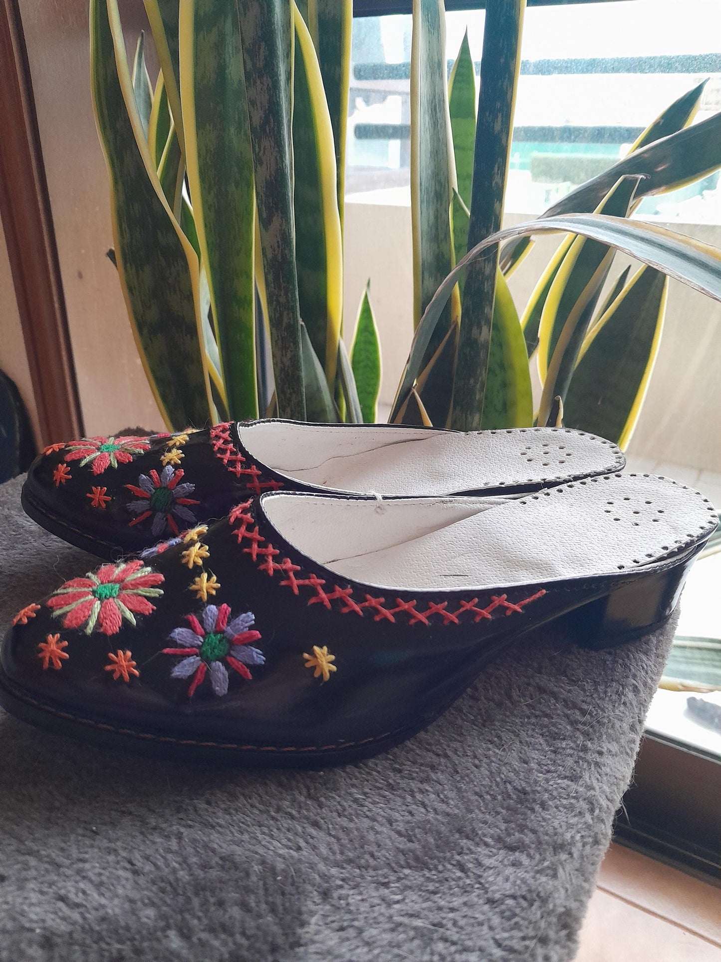 Portuguese Folclore Clogs patent Leather & Hand Embroidery Regional Handmade & FREE Tote Bag