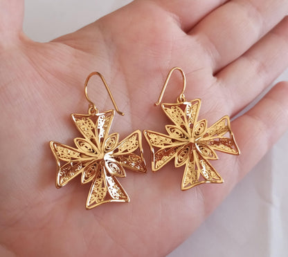 Brinco de gancho em aço inoxidável com cruz de Malta religiosa banhada a ouro, estilo filigrana, 24k