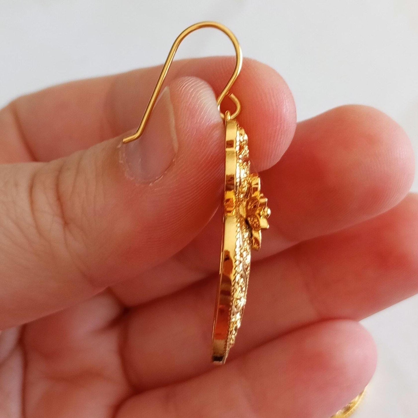 Brinco de gancho em aço inoxidável com acabamento dourado Coração de Viana em estilo filigrana, joia portuguesa fofa