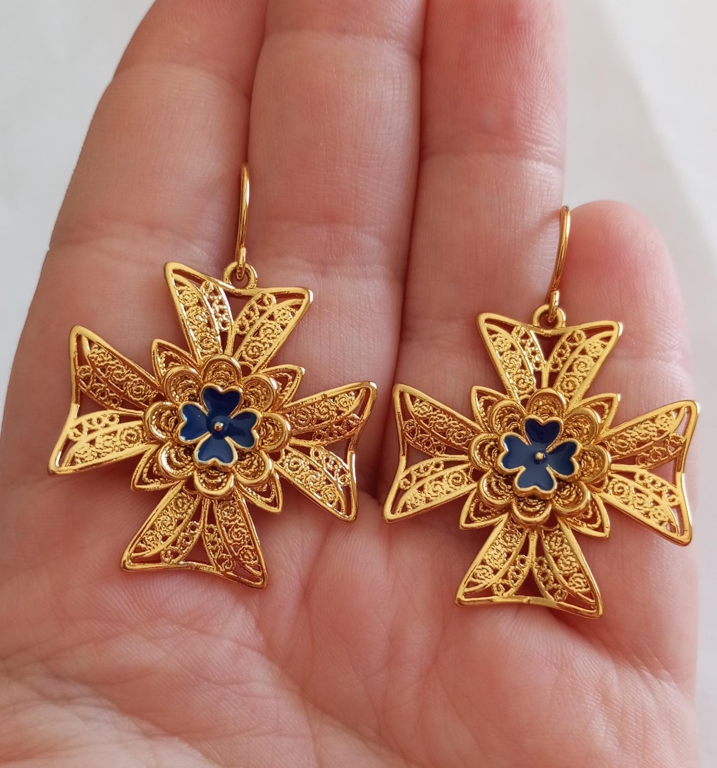 Brinco de gancho em aço inoxidável com cruz de Malta religiosa banhada a ouro, estilo filigrana, 24k