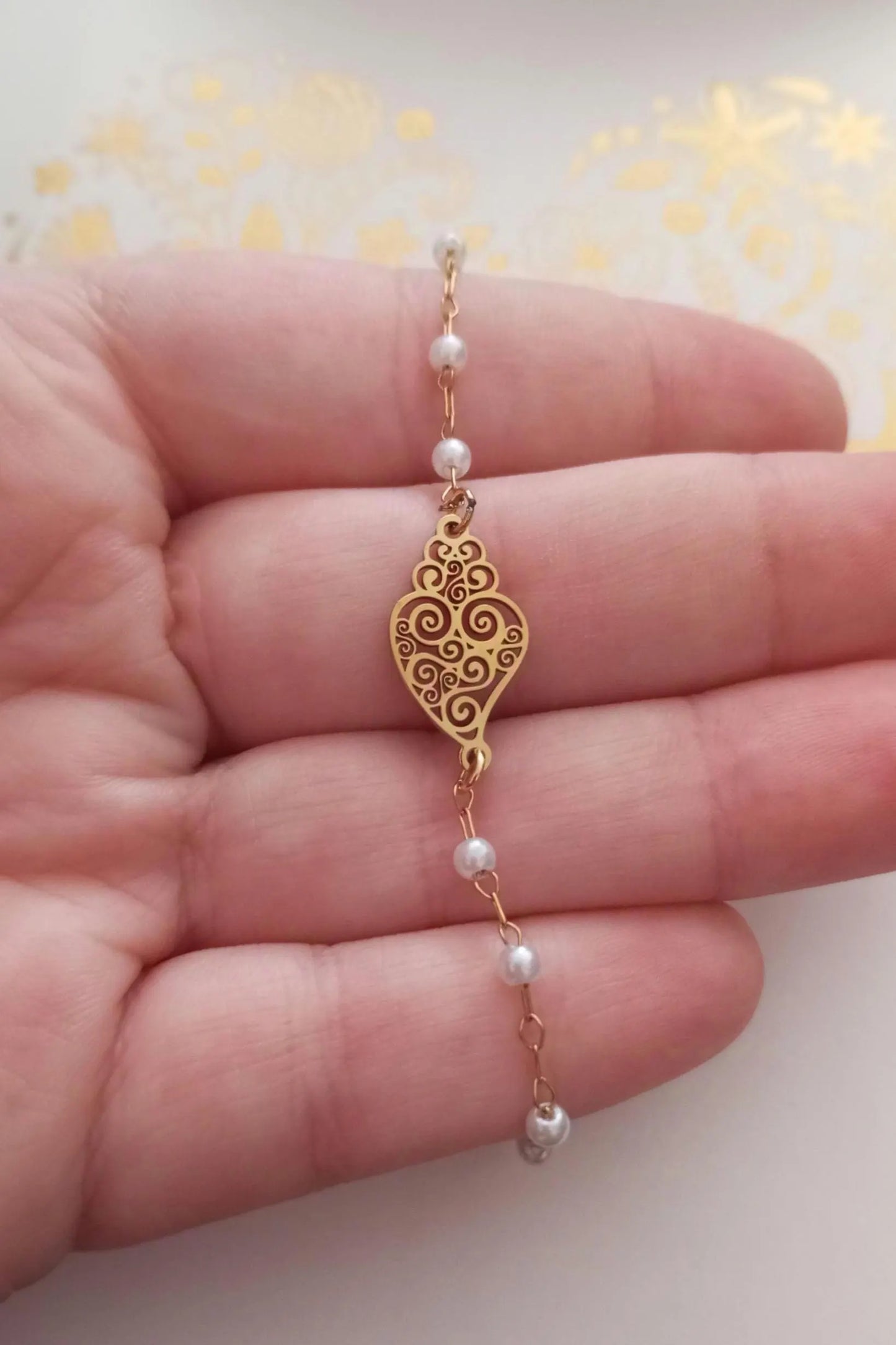 Goldplated Stainless Steel Bracelet with Filigree Style Heart of Viana and Faux White Pearls