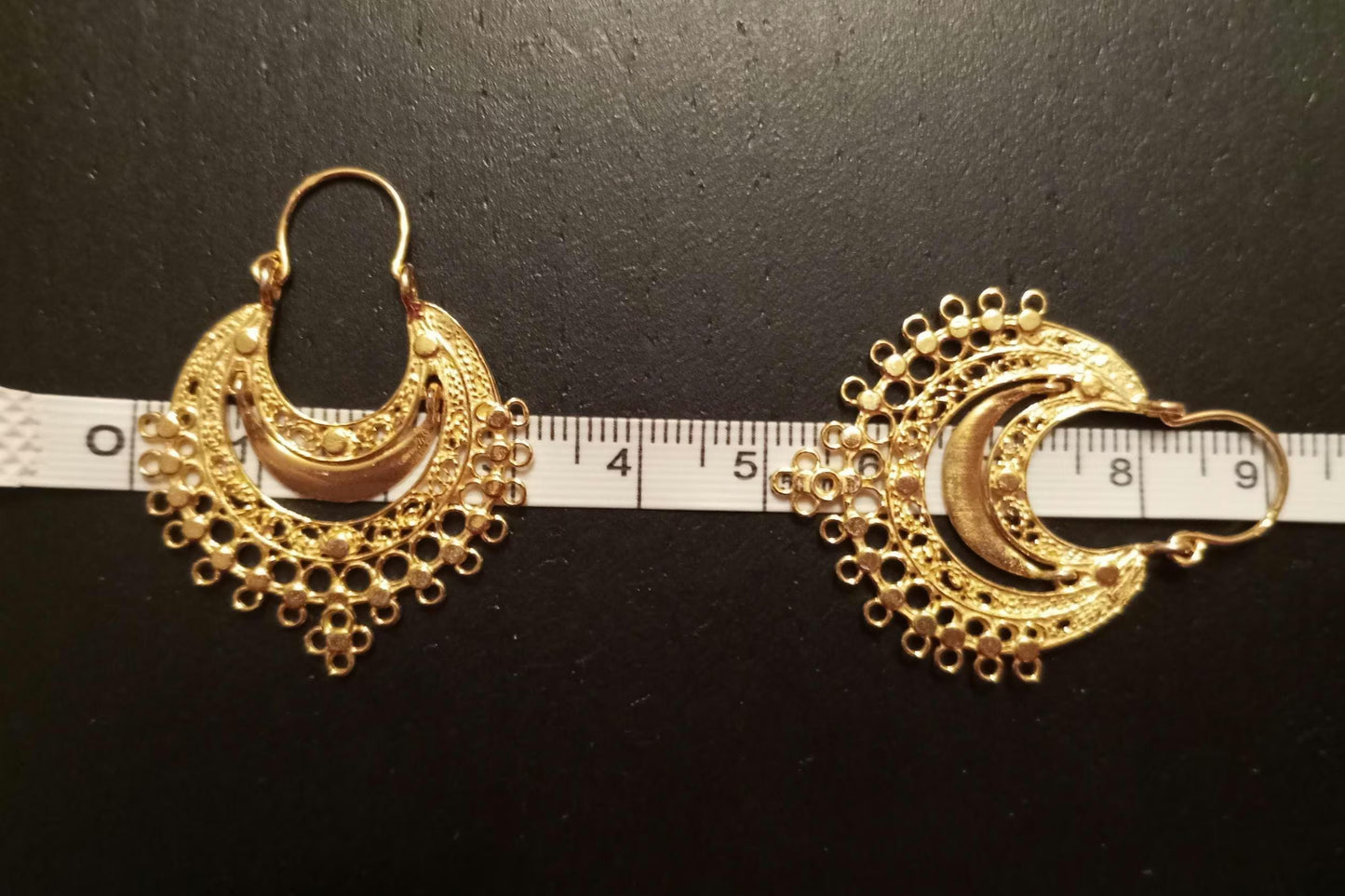 Brincos de argola em filigrana dourada, feitos à mão, estilo Arrecadas, joalharia tradicional portuguesa.