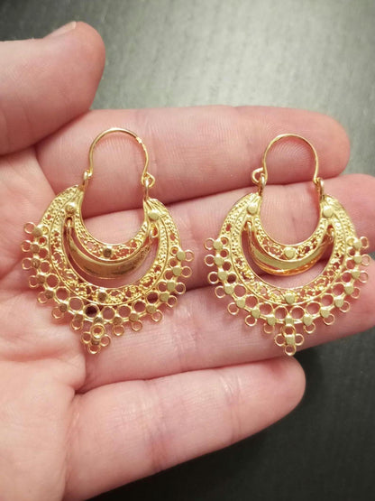 Brincos de argola em filigrana dourada, feitos à mão, estilo Arrecadas, joalharia tradicional portuguesa.