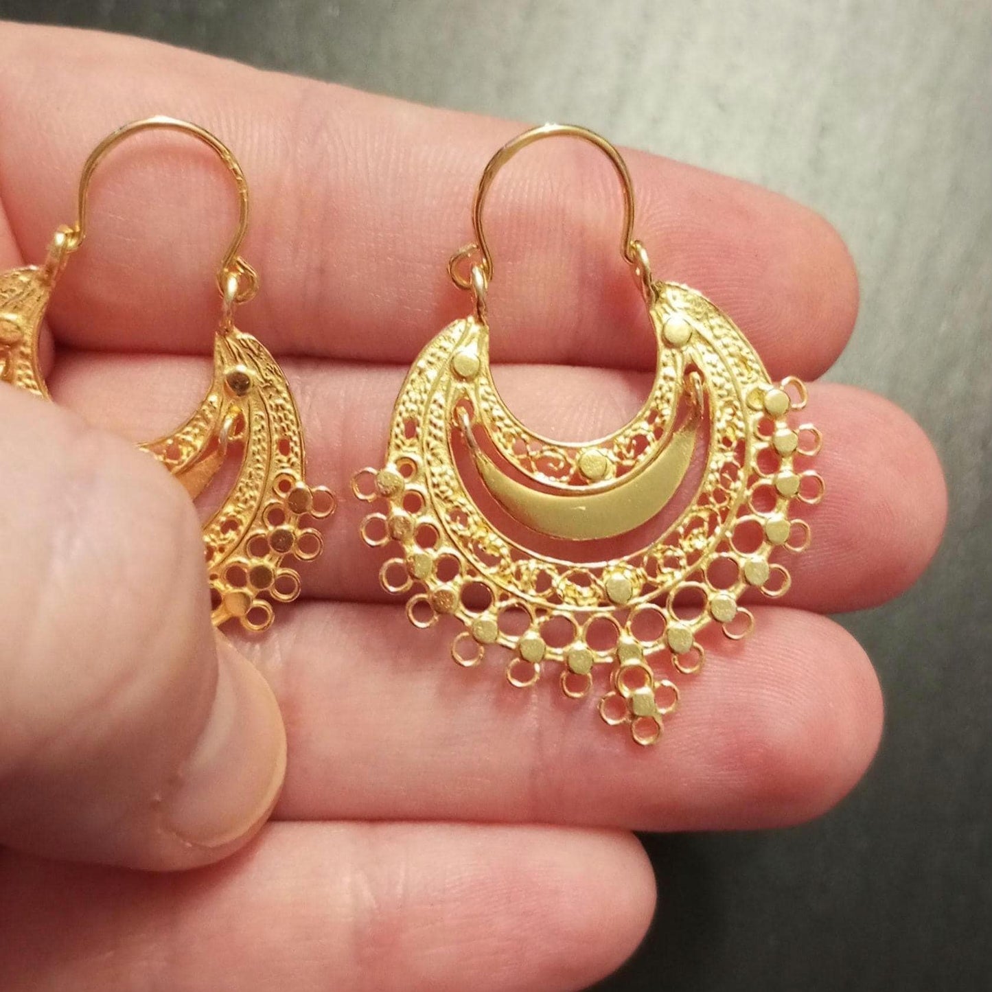 Brincos de argola em filigrana dourada, feitos à mão, estilo Arrecadas, joalharia tradicional portuguesa.