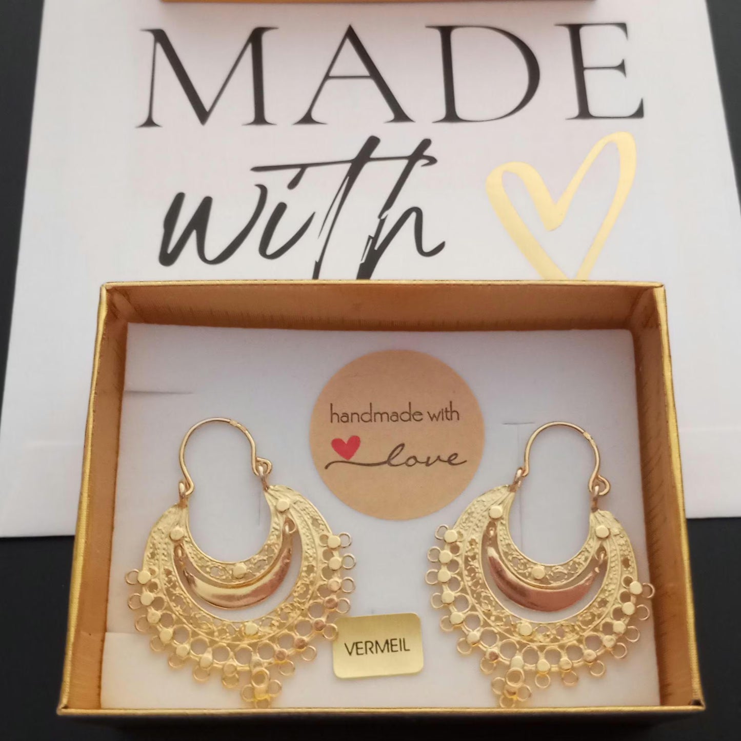 Brincos de argola em filigrana dourada, feitos à mão, estilo Arrecadas, joalharia tradicional portuguesa.