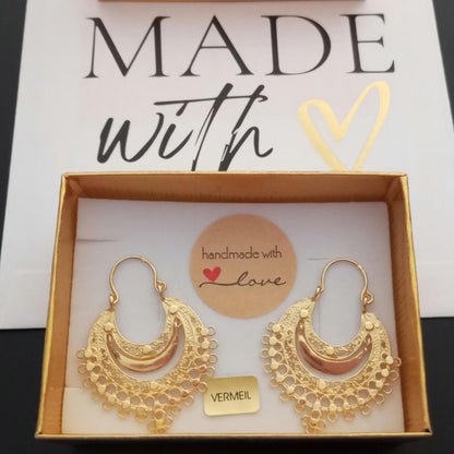 Brincos de argola em filigrana dourada, feitos à mão, estilo Arrecadas, joalharia tradicional portuguesa.