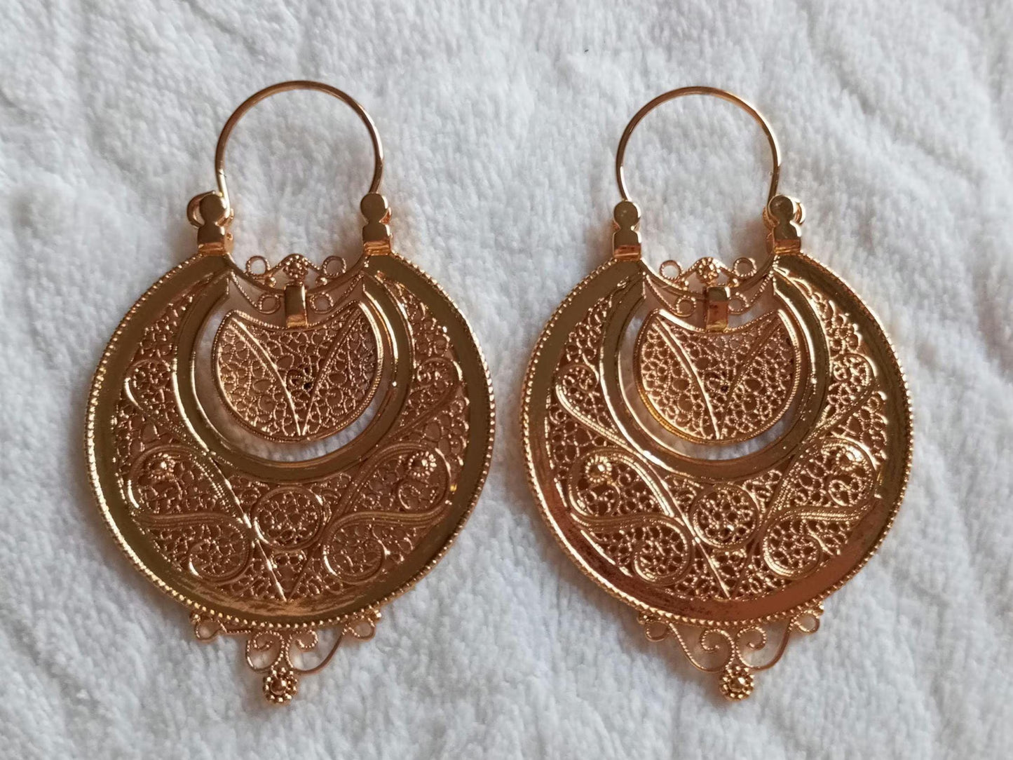 Boucles d'oreilles créoles portugaises en filigrane Arrecadas en acier inoxydable plaqué or 24 carats. Boucles d'oreilles créoles Minho en acier inoxydable plaqué or 24 carats.